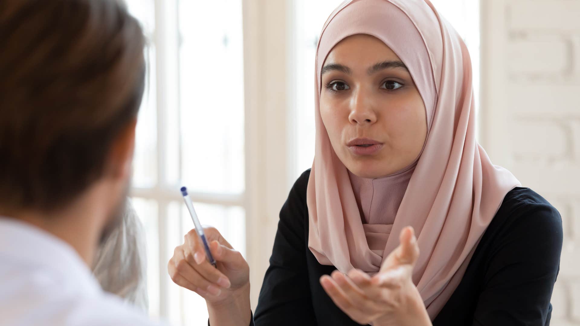 woman asking questions mid-conversation to avoid boredom