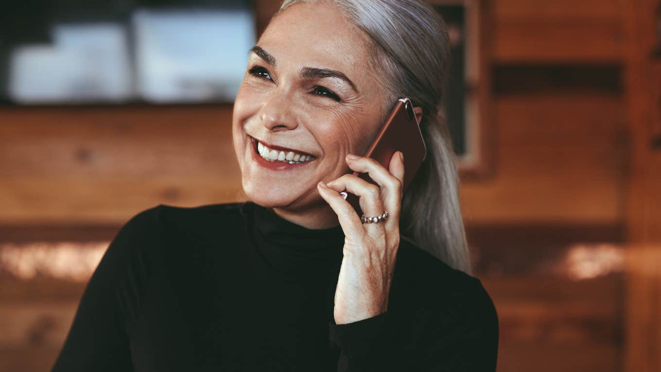 Talking To Your Mom On The Phone Reduces As Much Stress As A Hug Mom talking on the phone reducing adult child's stress