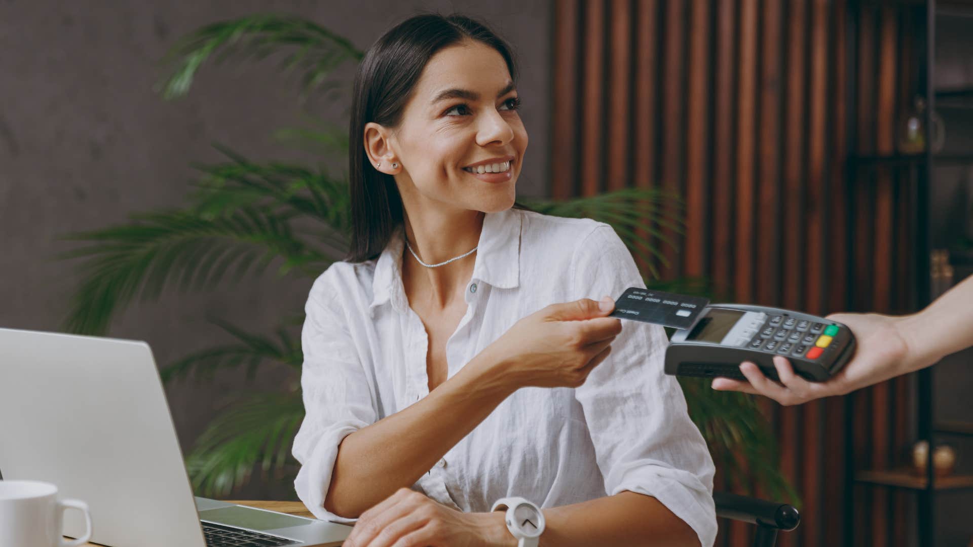 woman saying thank you to server