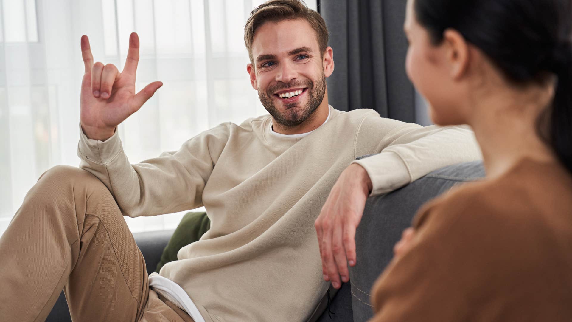 things highly intelligent people notice immediately when meeting someone new body language 