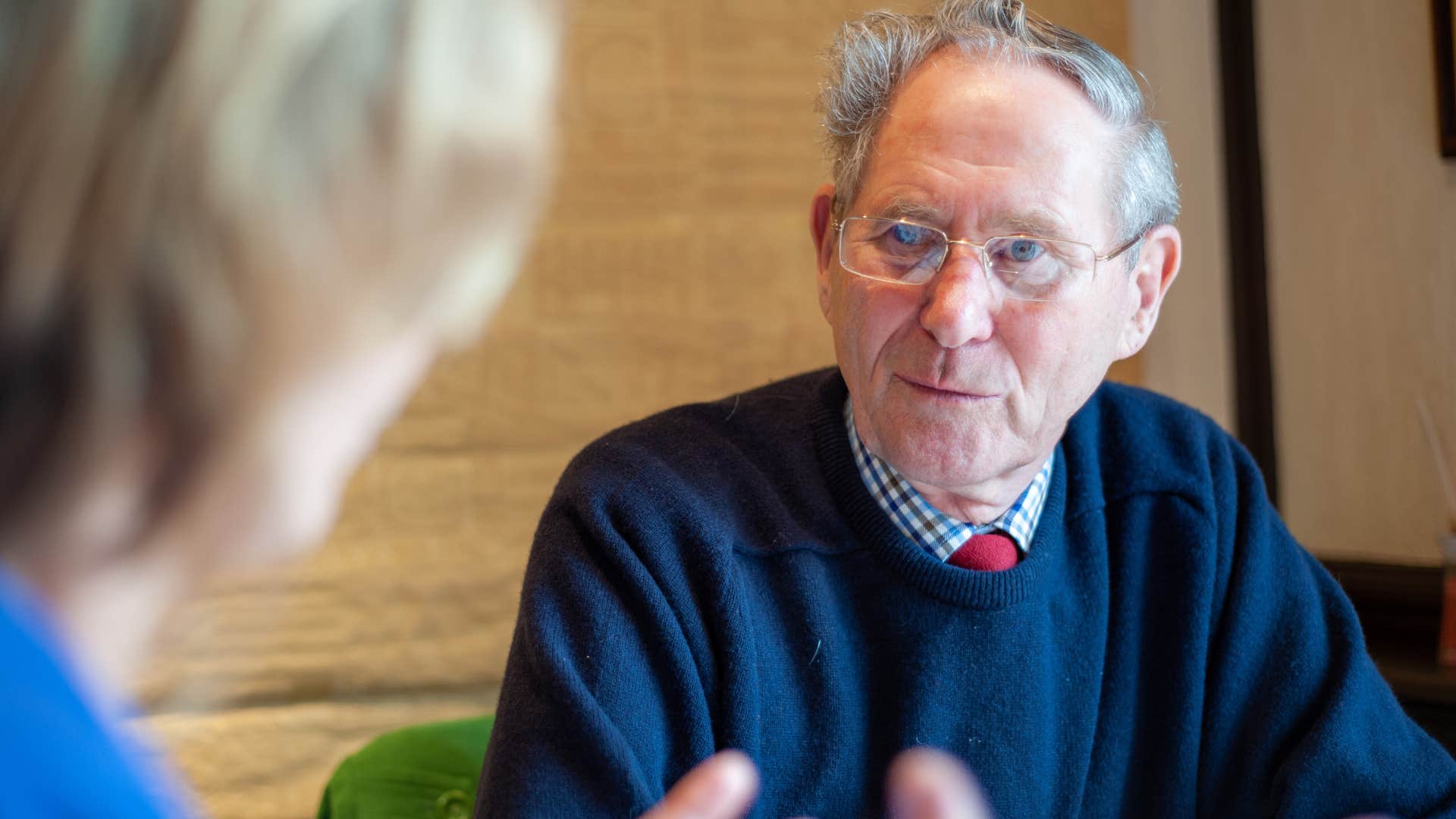 things highly intelligent people notice immediately when meeting someone new eye contact 