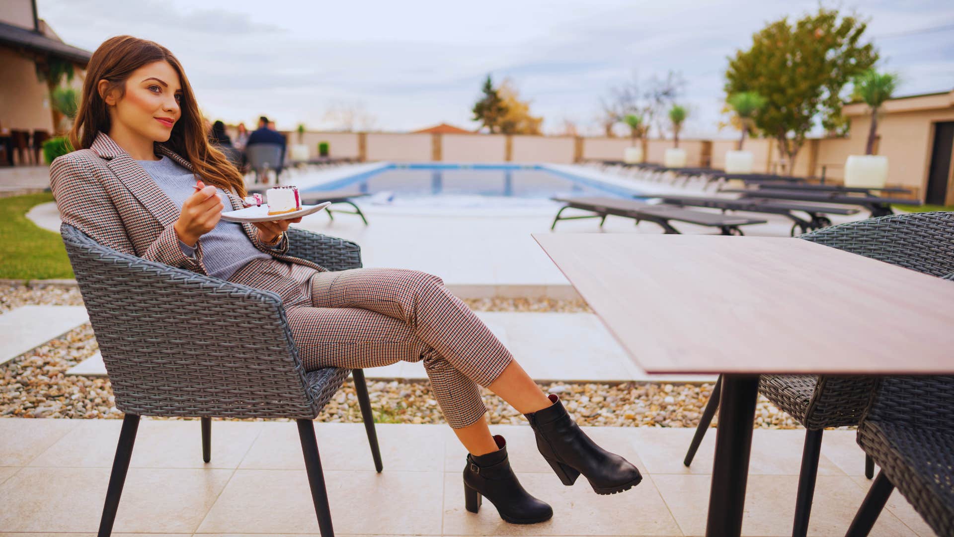 Comfort with silence things that instantly make someone look high-class, according to psychology