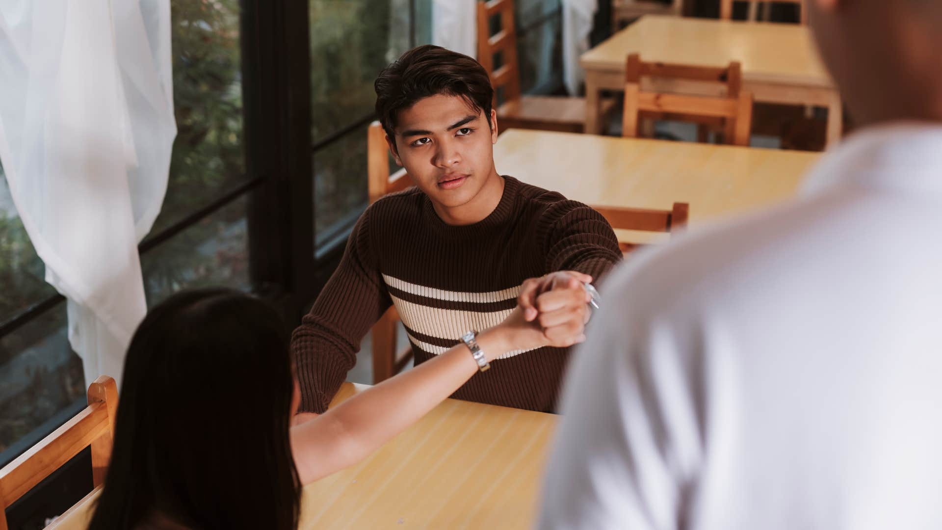 a gen z man calls out his waiter for treating him and his girlfriend poorly