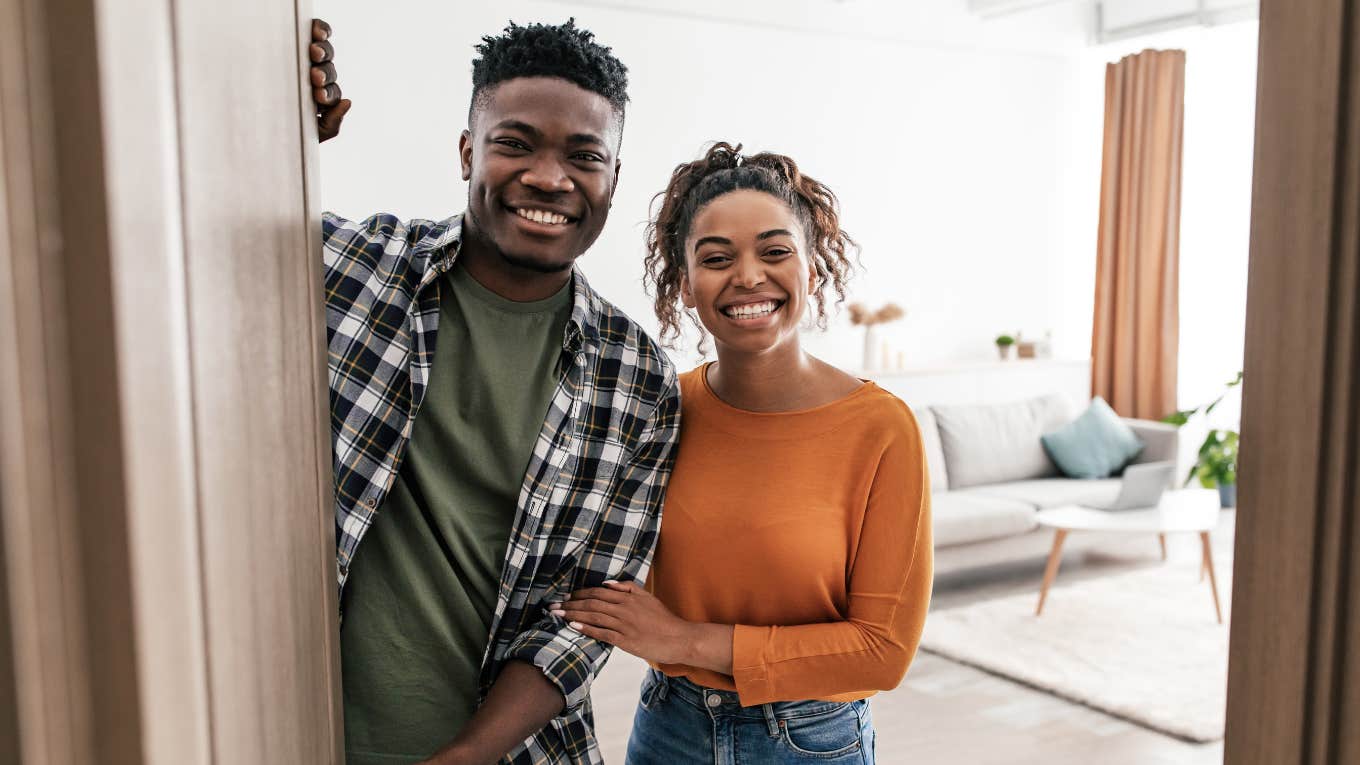 Things People From Working-Class Families Notice Instantly When They Enter A Wealthy Home wealthy couple opening the door for working-class family welcoming them into their home