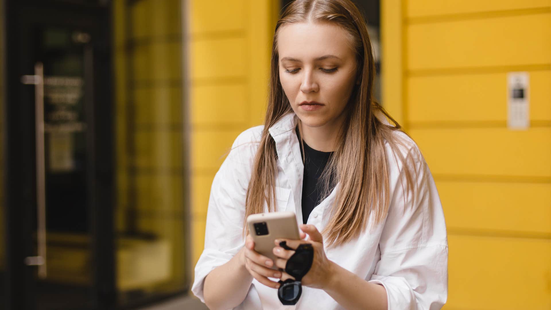 Woman being ignorant about bad neighborhoods while texting.