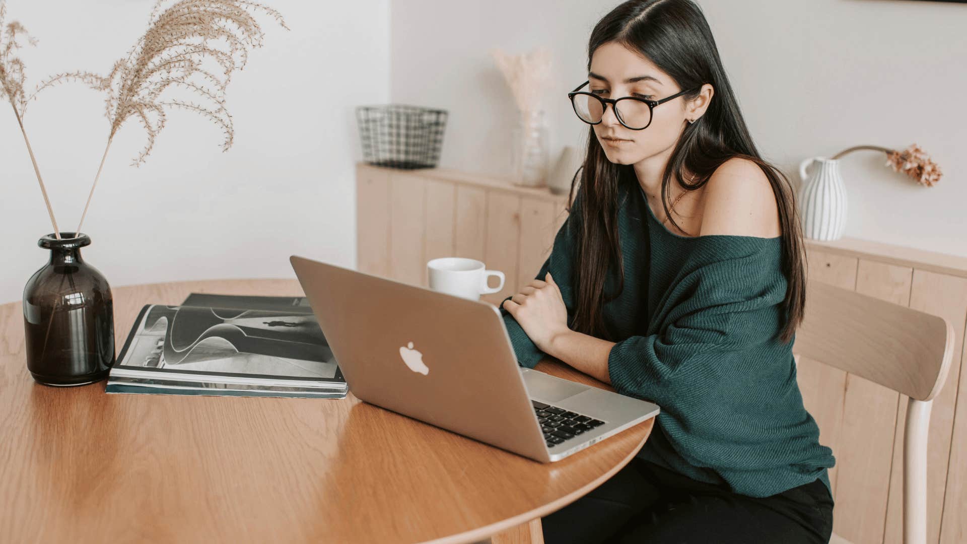 woman on laptop sticking to one thing