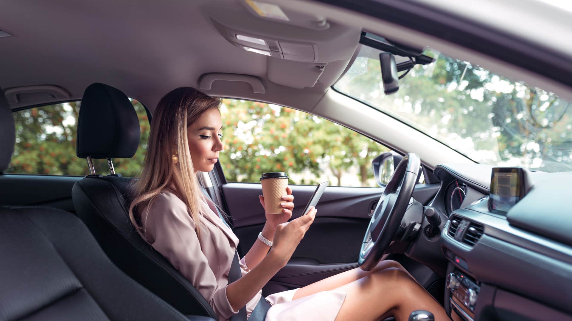 woman using her phone while driving