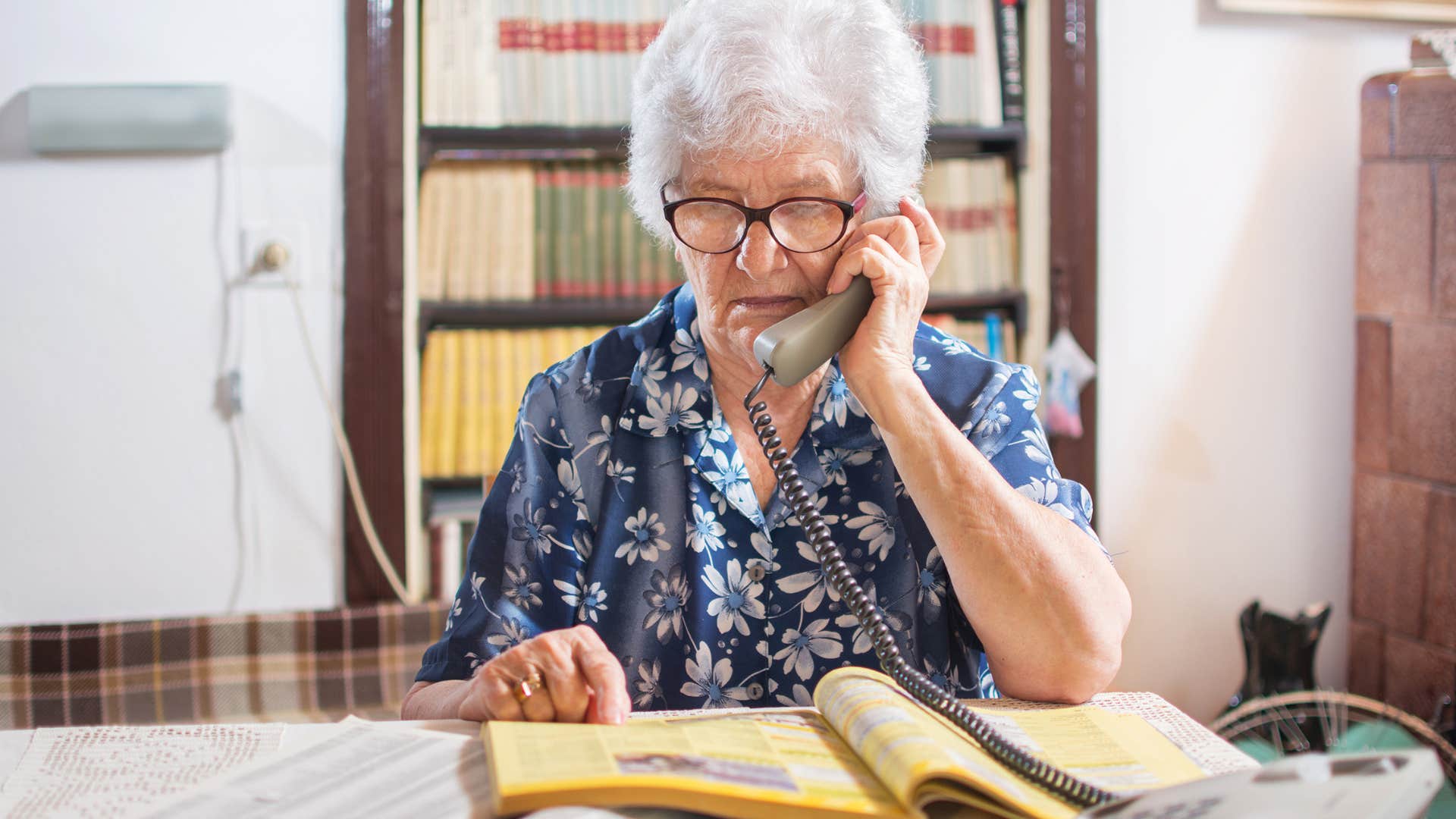 a boomer woman still uses voicemails to leave messages to others