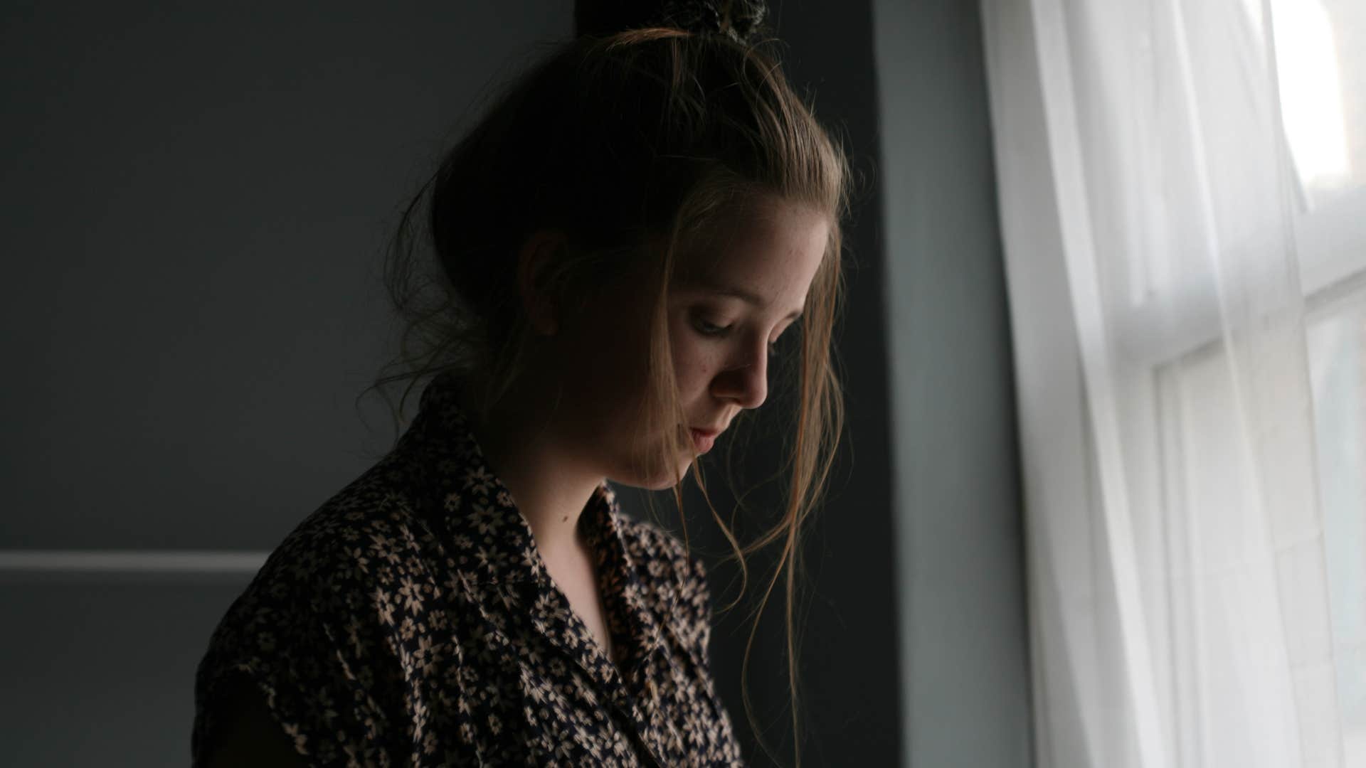 women who grew up with emotionally distant dads still struggle with second guessing their self worth