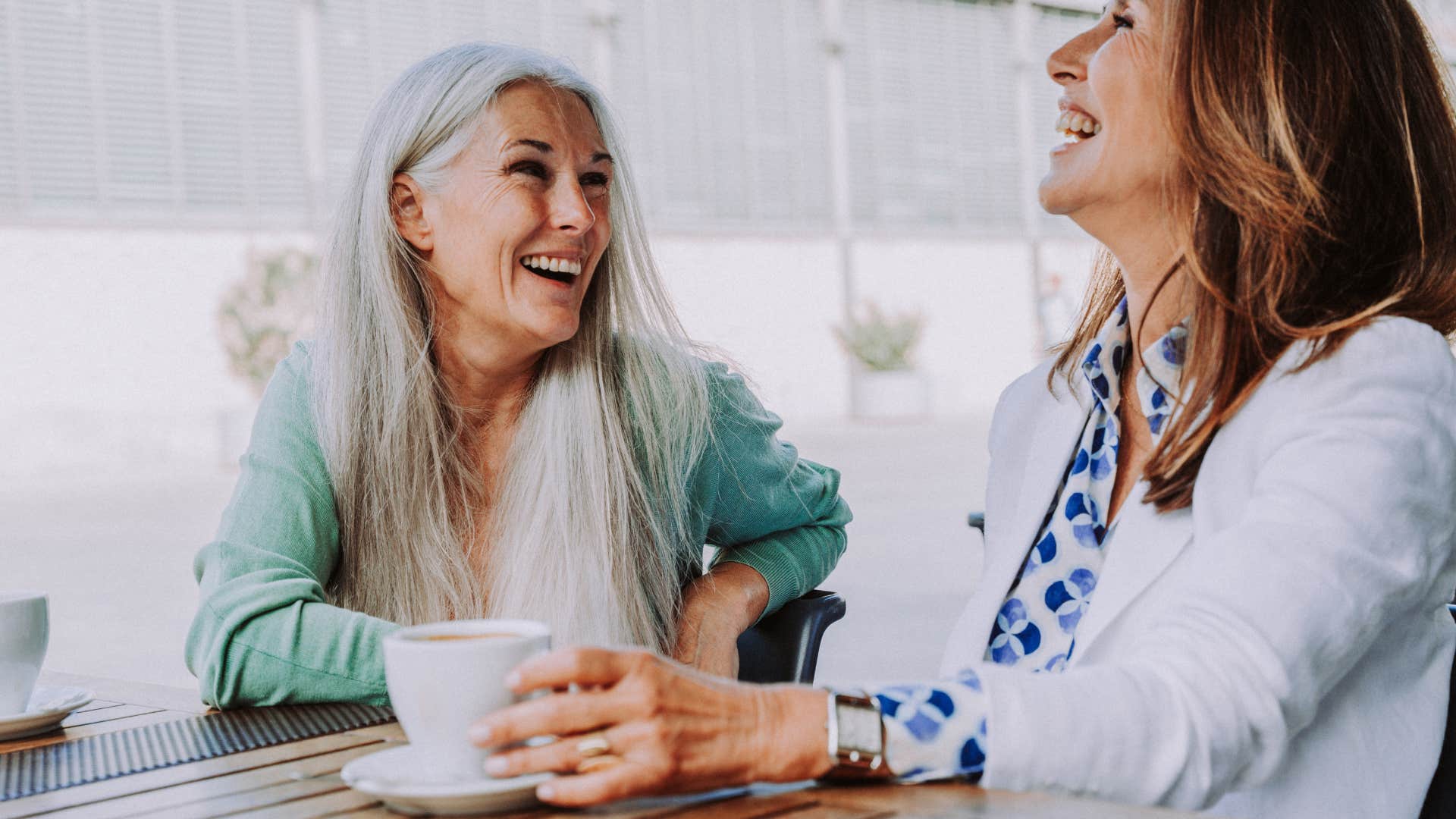 wealthy women who don't think about money drinking coffee together