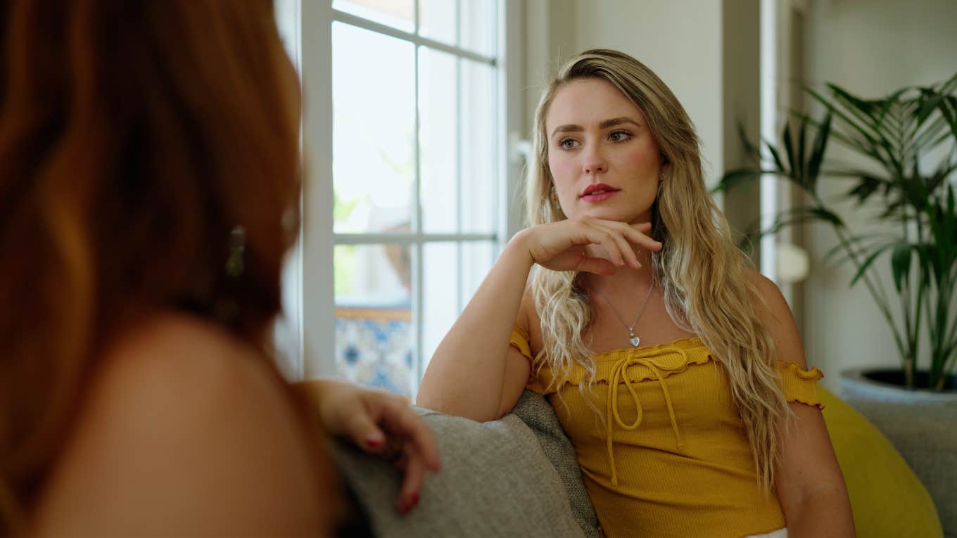 Things Working Class People Notice Instantly When They Talk To A Wealthy Person working class woman talking to wealthy friend on a couch