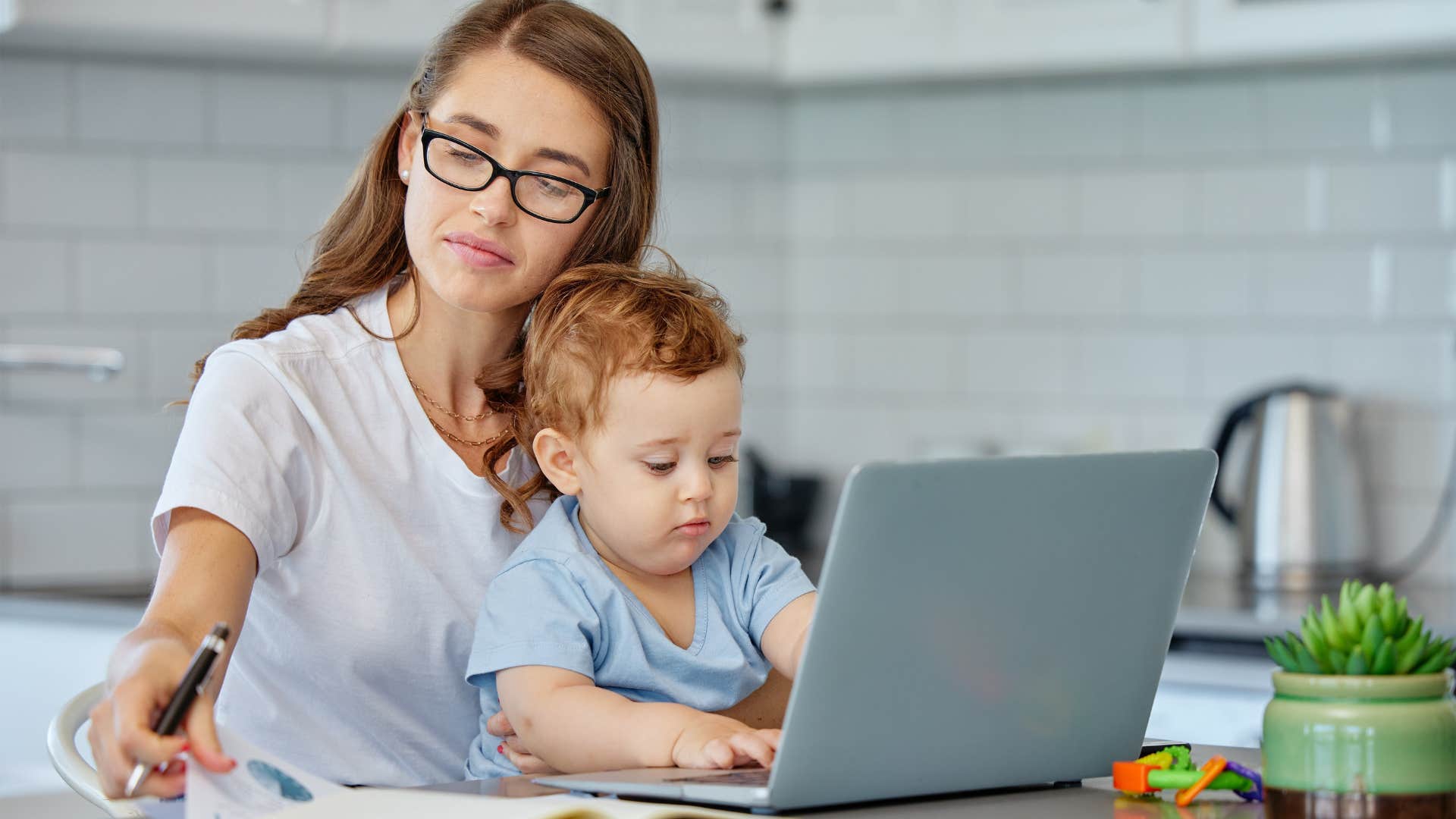 a gen x mother lets her child figure out a computer on his own
