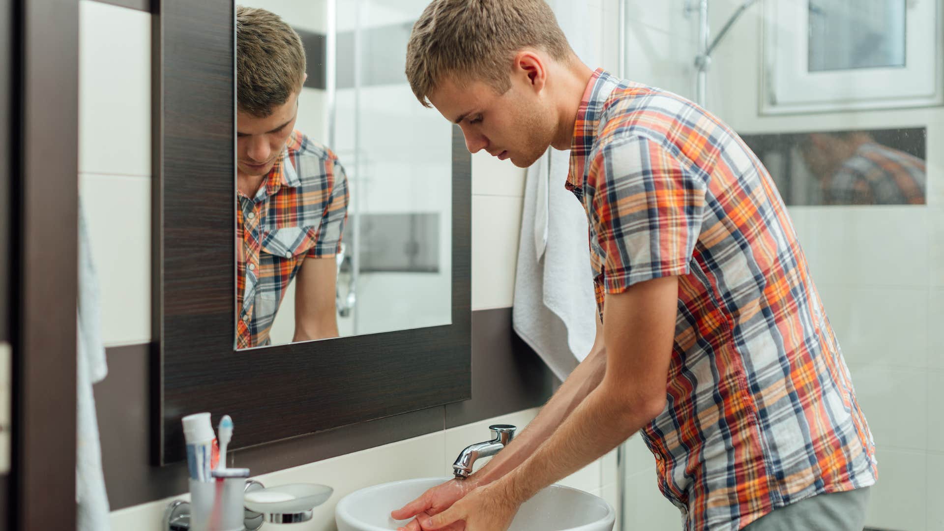 man washing his hands to remove fingernail grime