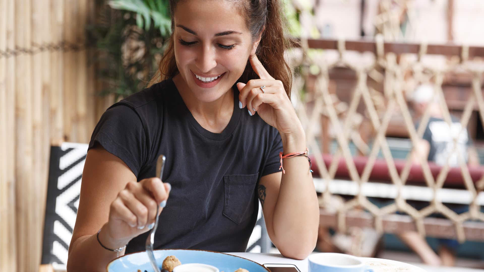 woman changing the way she dates by being independent