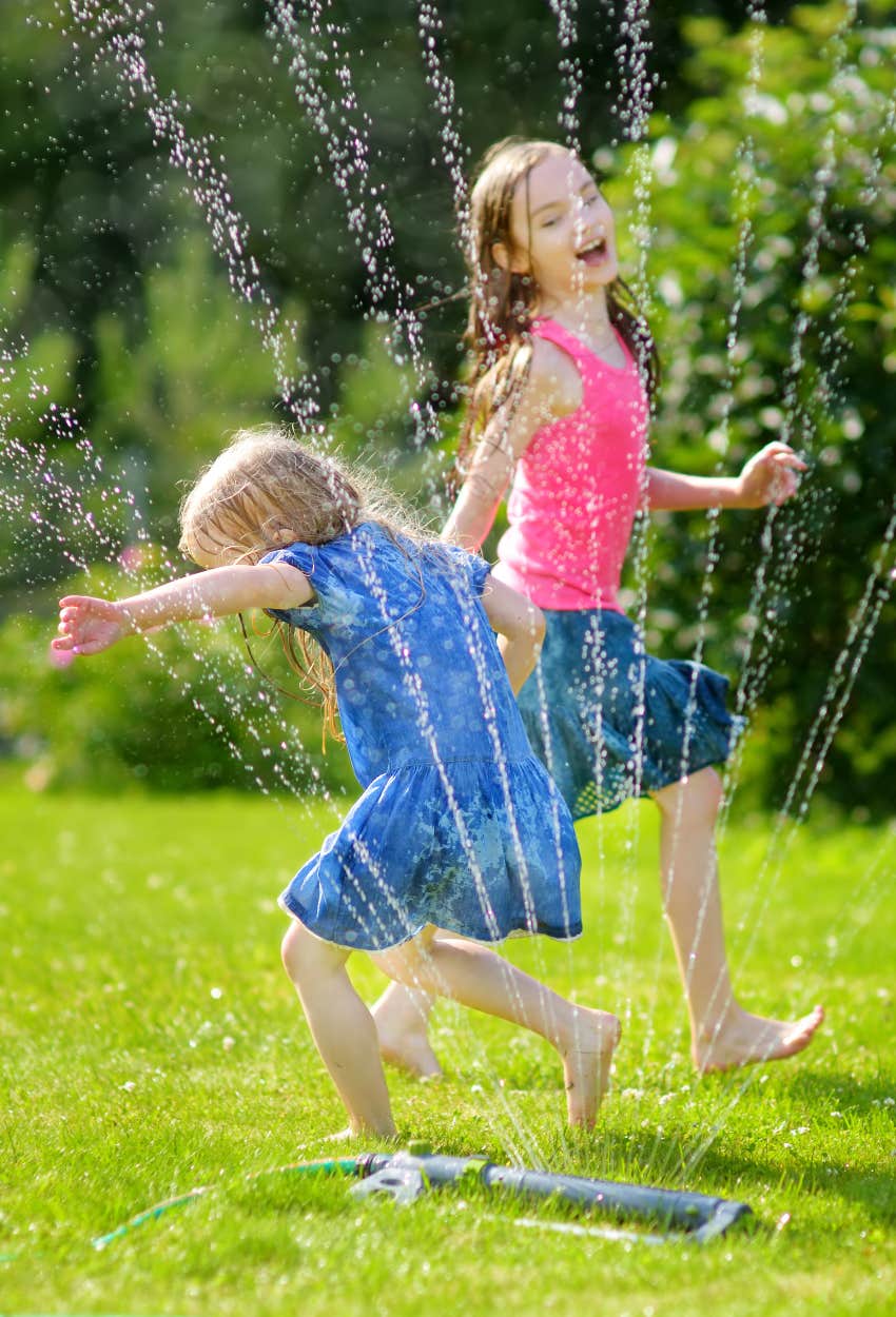 kids outside ways mom giving 90s childhood