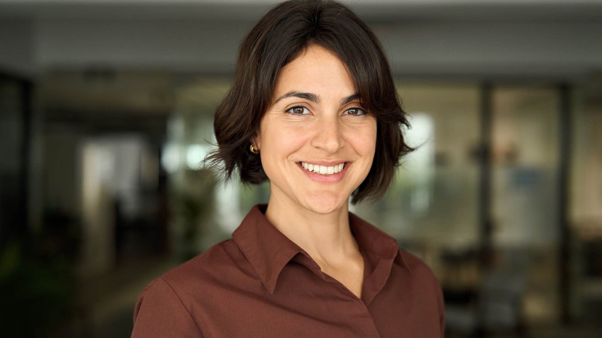 woman who doesn't feel the need to perform smiling