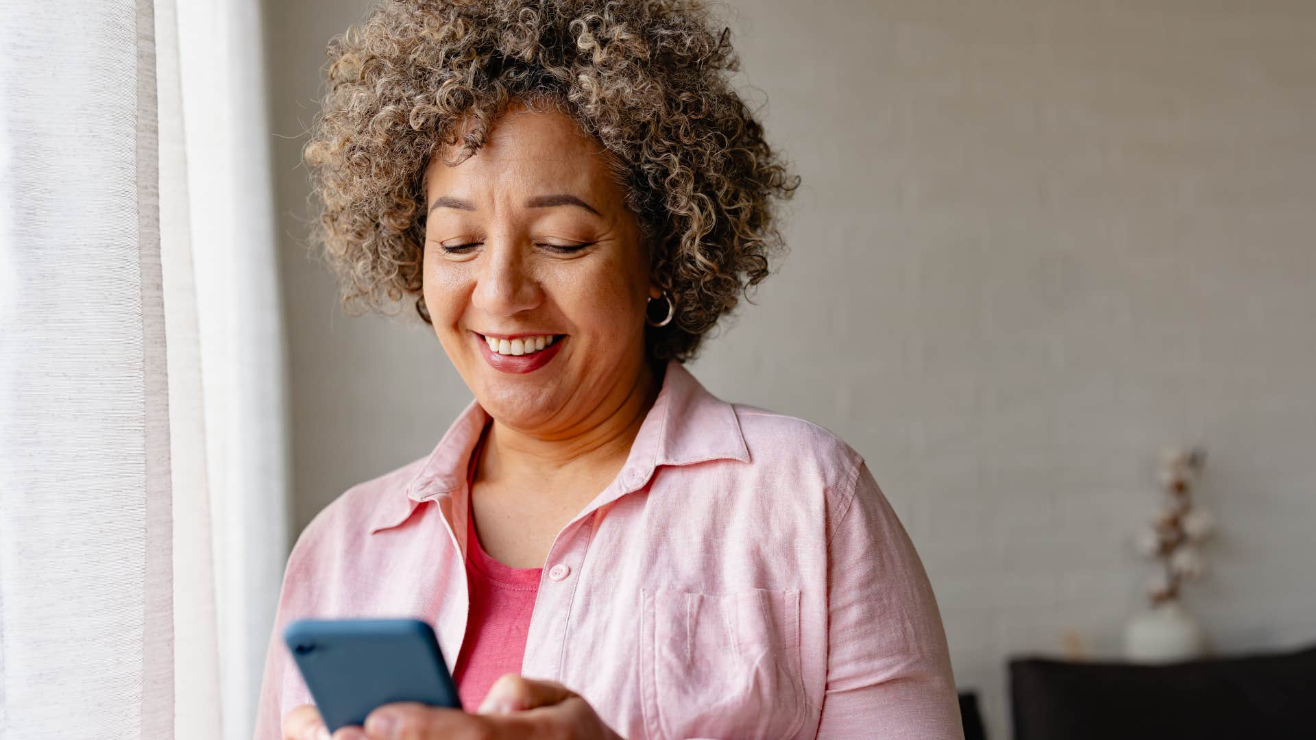 Woman who can prioritize space texting on her phone.