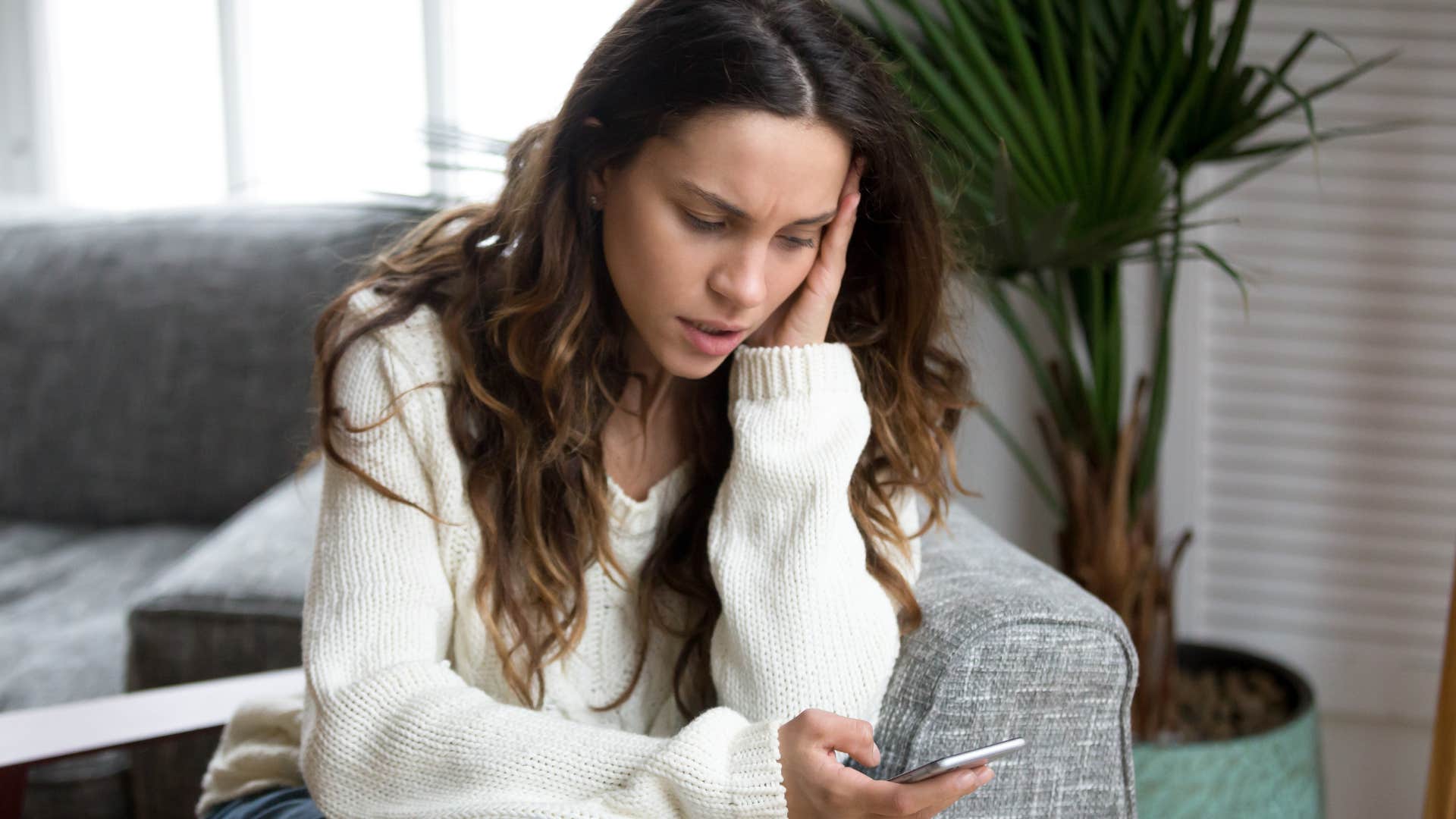 a woman has issues with the screen on her phone because she has not cleaned it