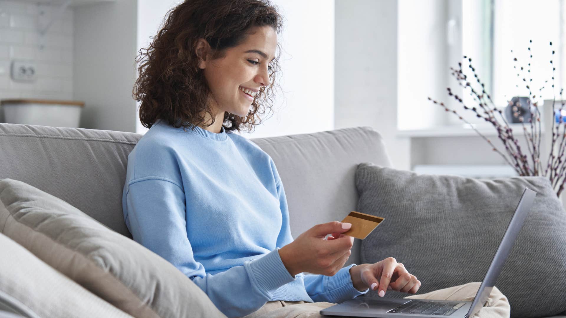 woman online shopping