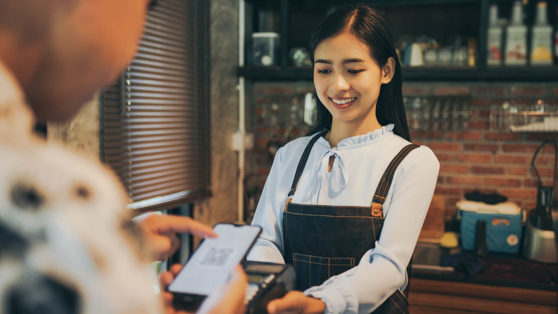 man tipping appropriately at a coffee shop