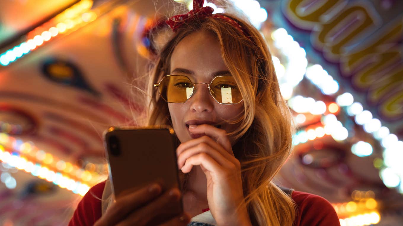 ‘concerned’ husband asks what to do after seeing his wife’s screen time Woman uses phone.