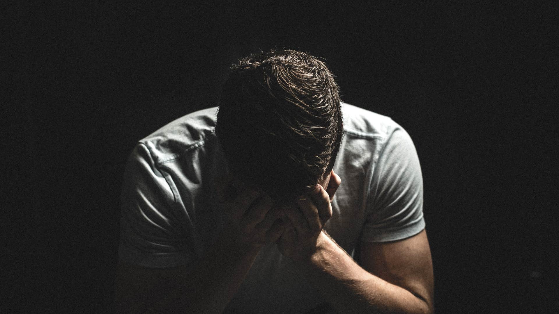 commitment or abandonment issues behaviors that indicate someone too emotionally damaged to love