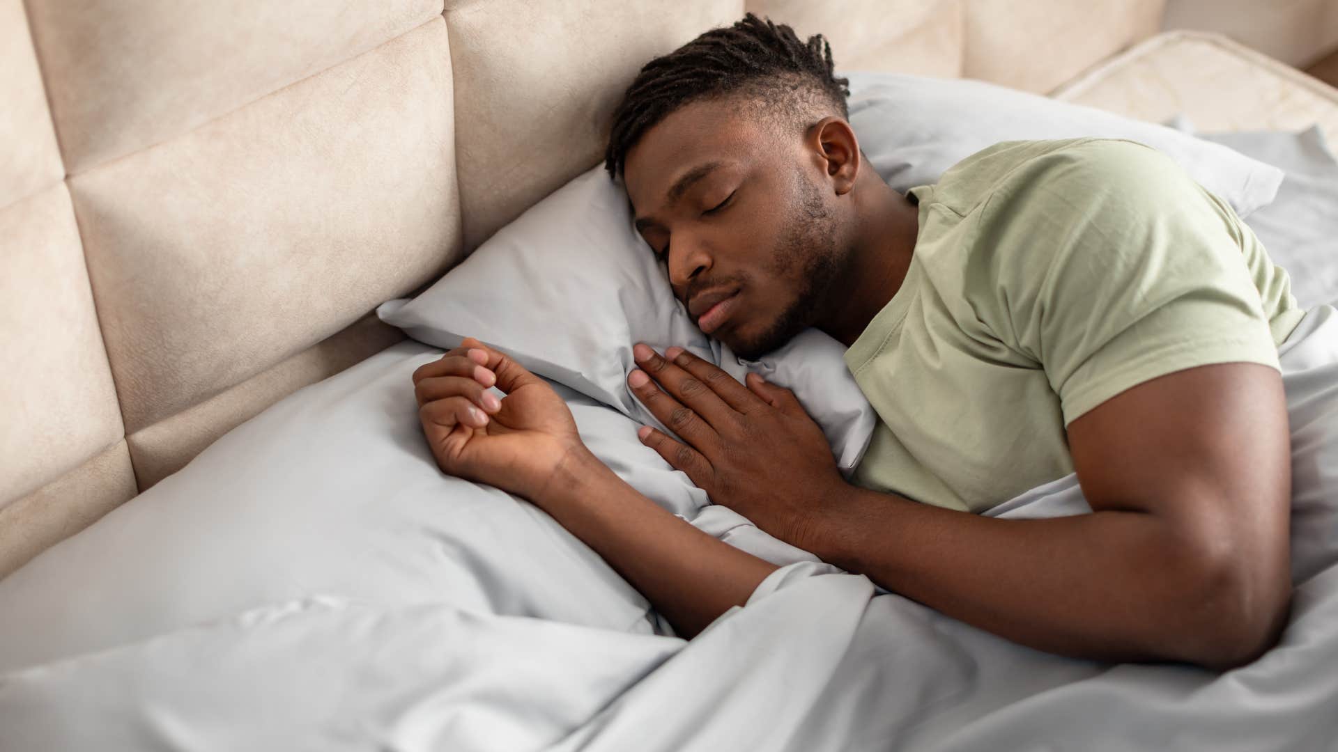 man who falls asleep fast and stays out cold sleep schedule