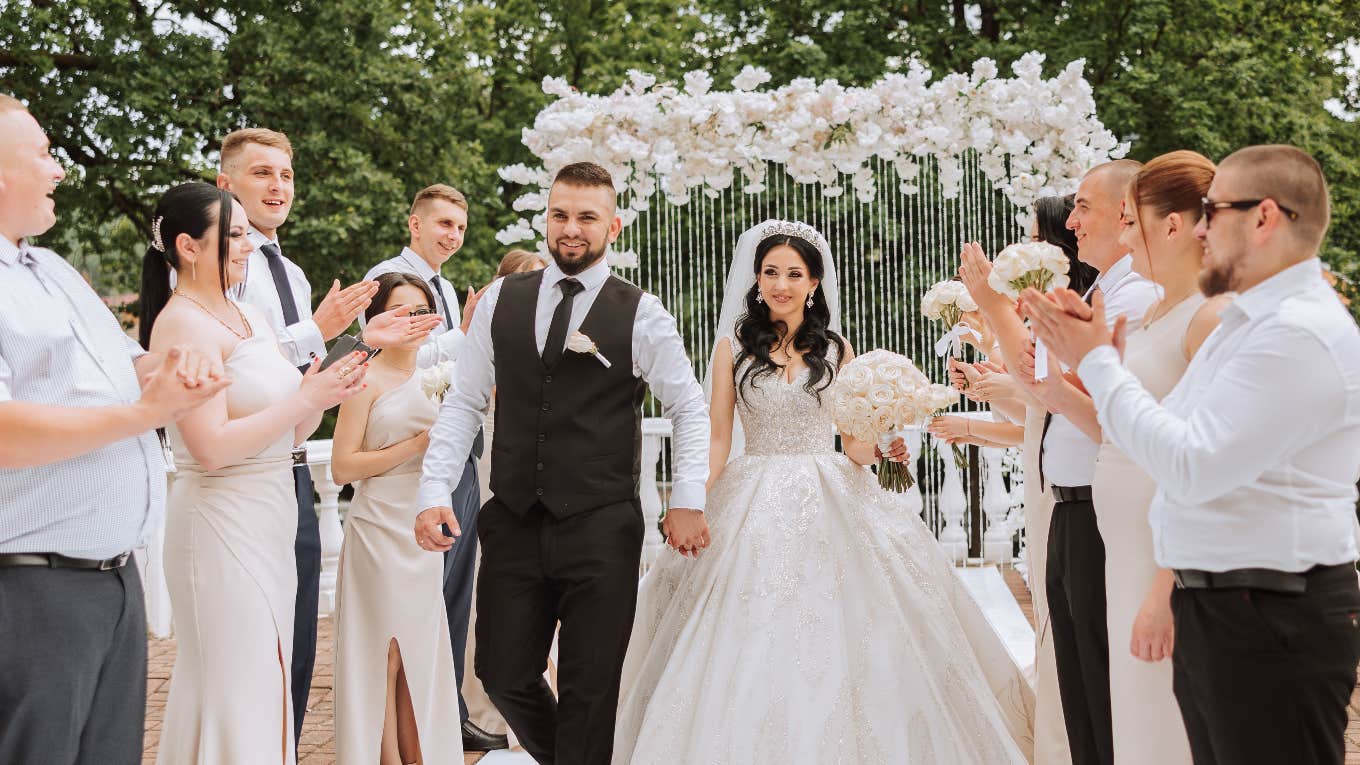 bride posts huge list very expensive items needs borrow wedding bride throwing wedding with borrowed items