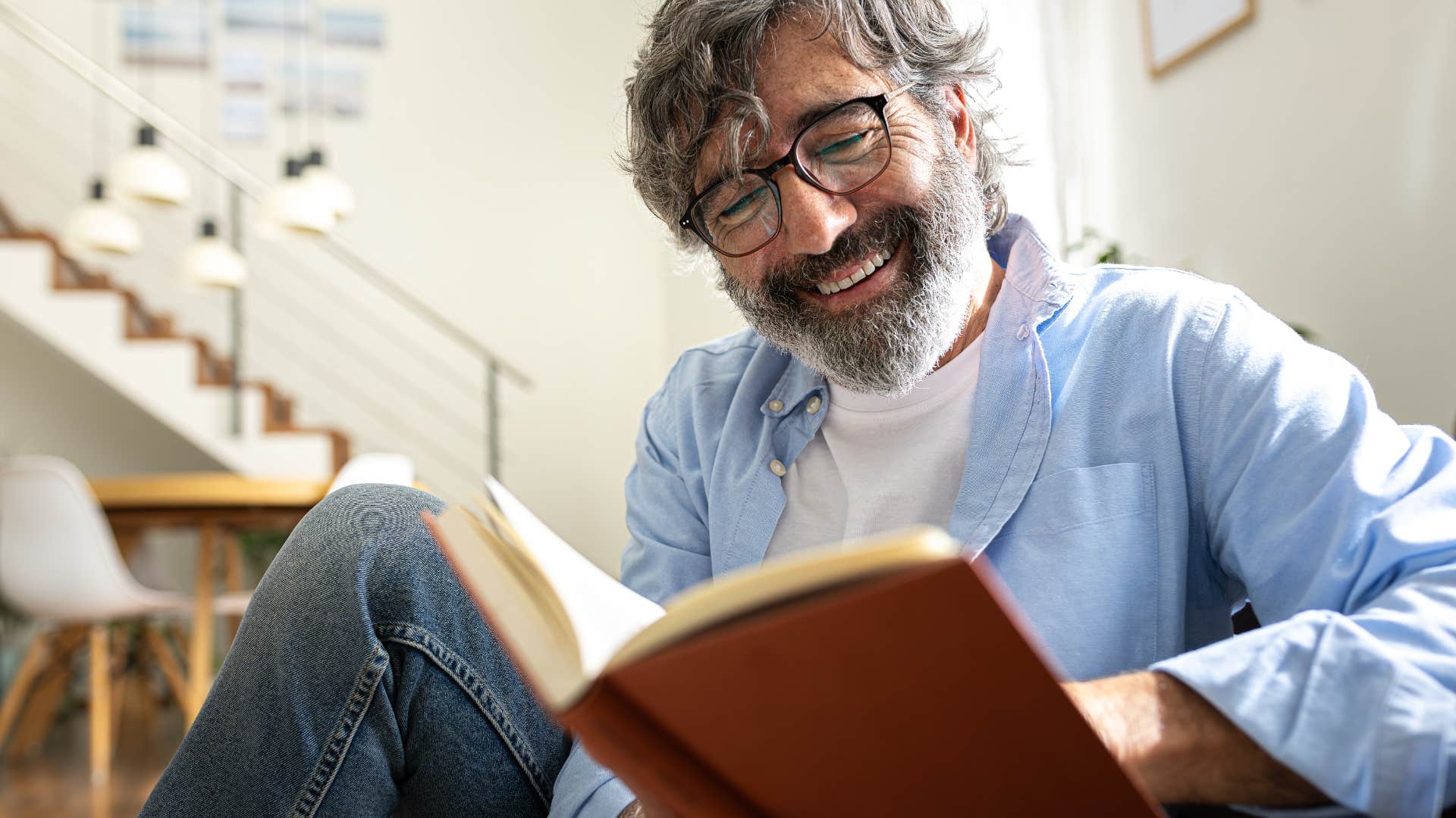 man who doesnt buy new books reading an old one