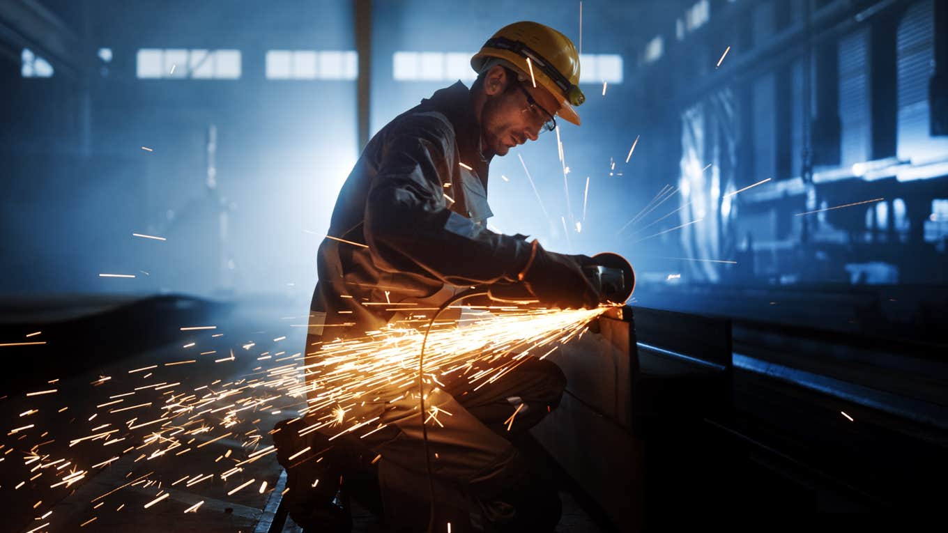 canadian calls american work culture 'alternate reality' with no 'human dignity' Worker cuts steel.