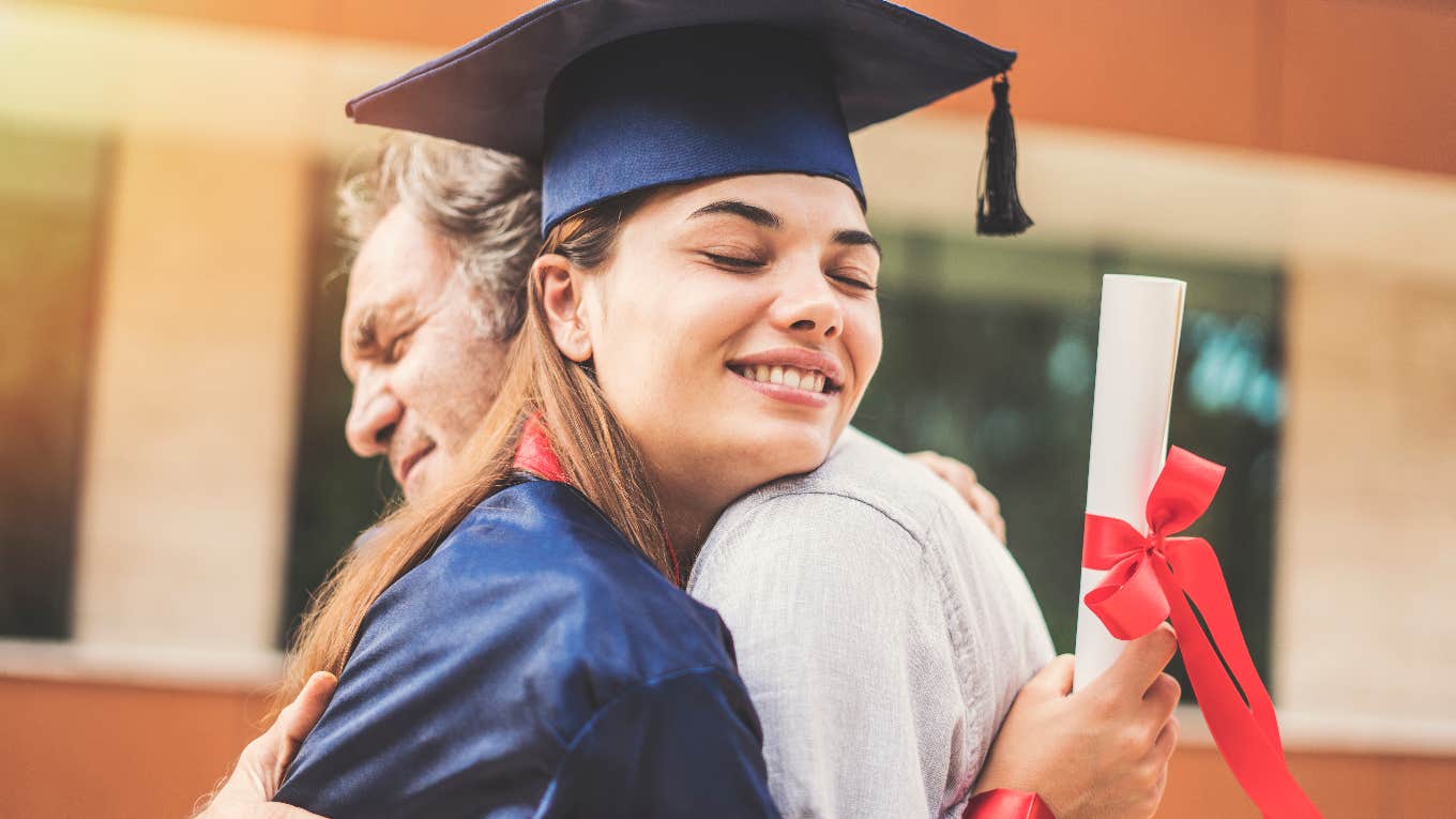 Dad Thanks Reddit For Genius Parenting Tip He Received Years Ago dad hugging his daughter on her graduation day