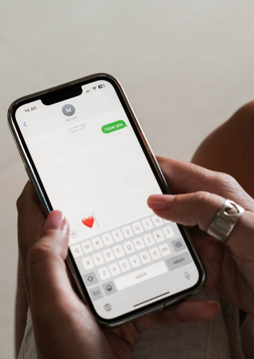 couples use emojis better relationships study