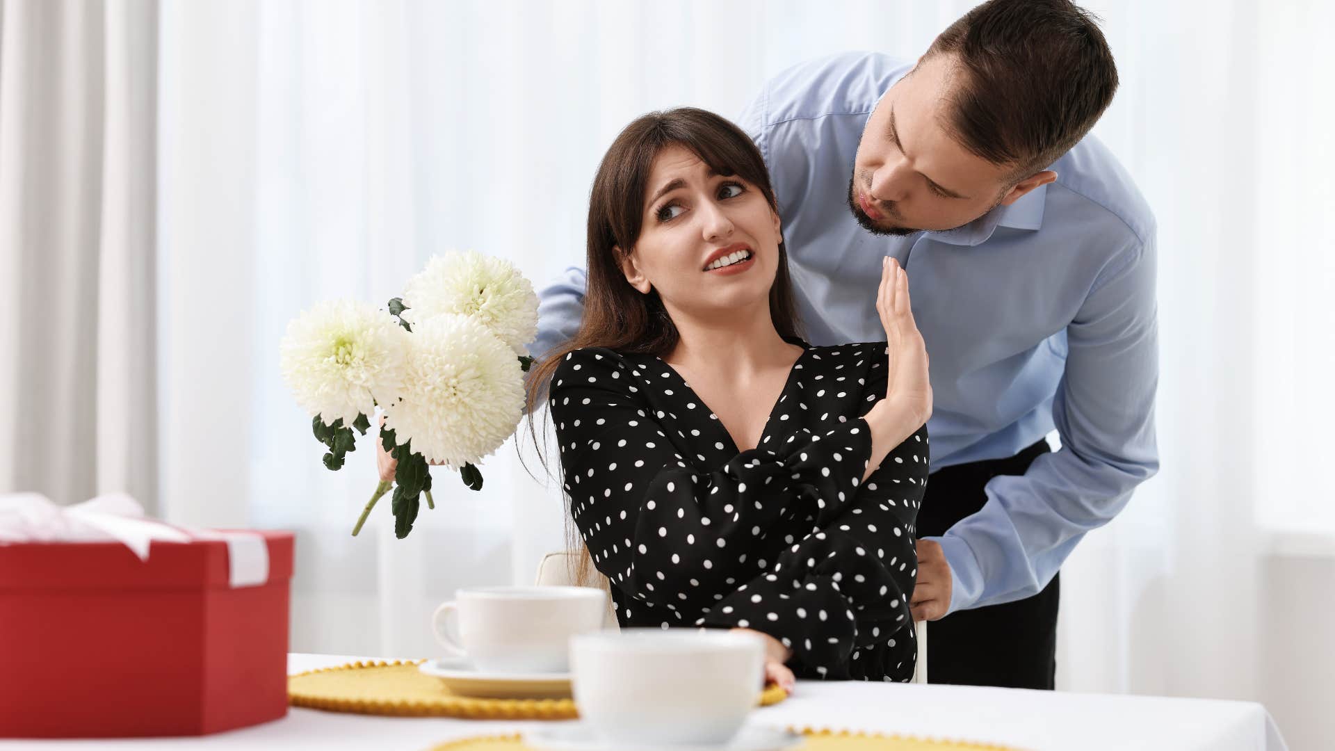 man manipulating woman into thinking he's a nice guy by leaning in