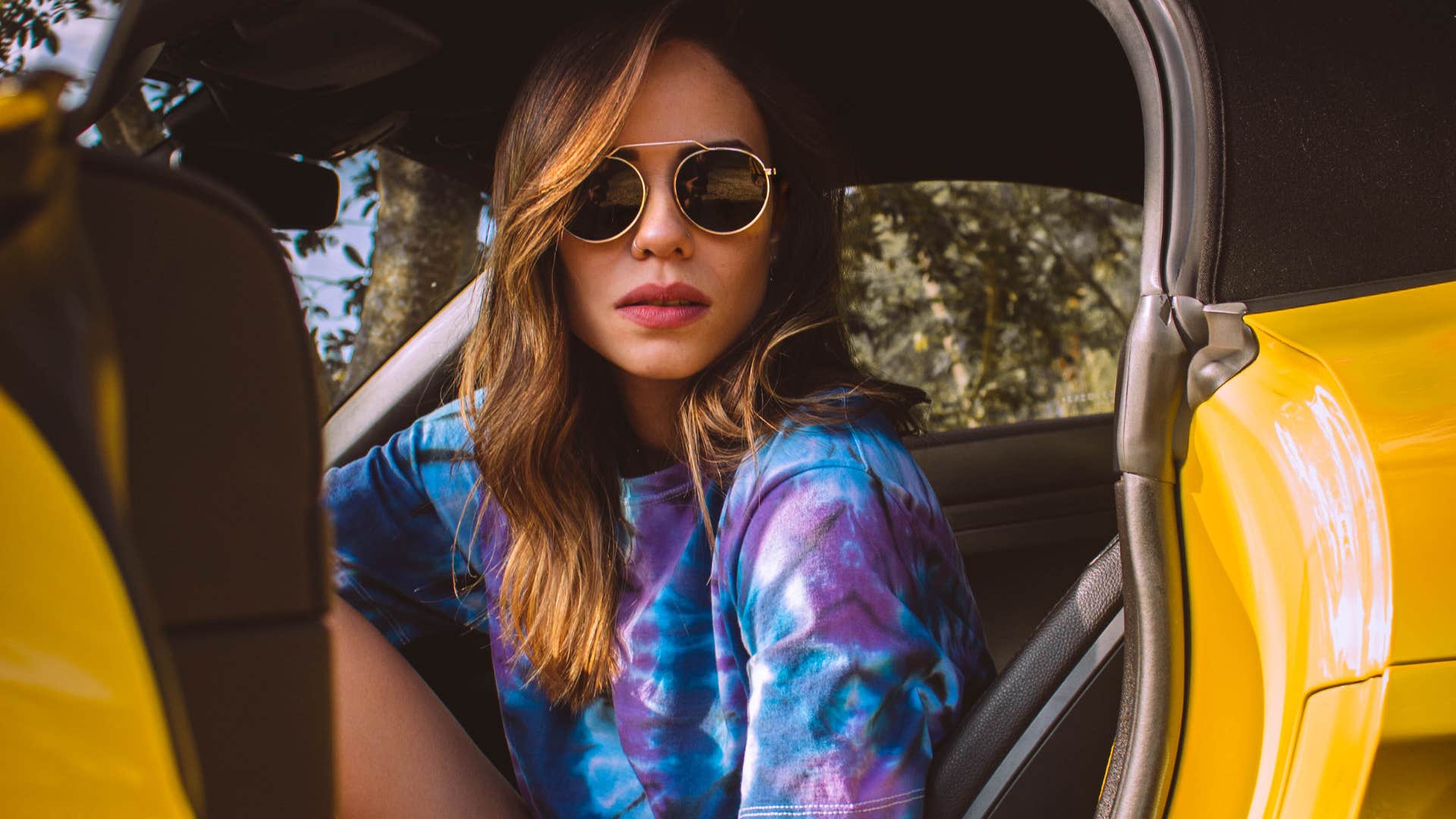 fashion trends Gen X embraced but wish they could forget ever existed acid-washed and tie-dyed clothing