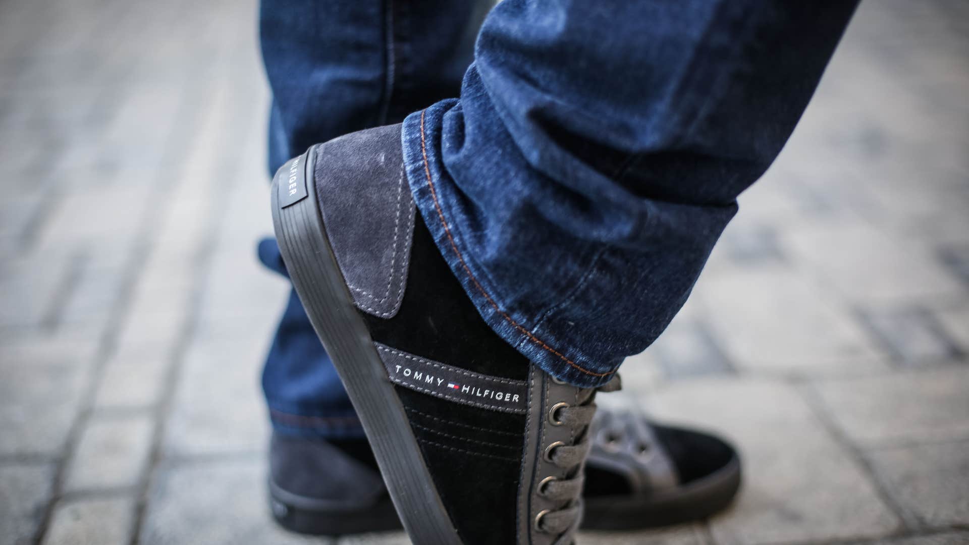 fashion trends Gen X embraced but wish they could forget ever existed big logos 