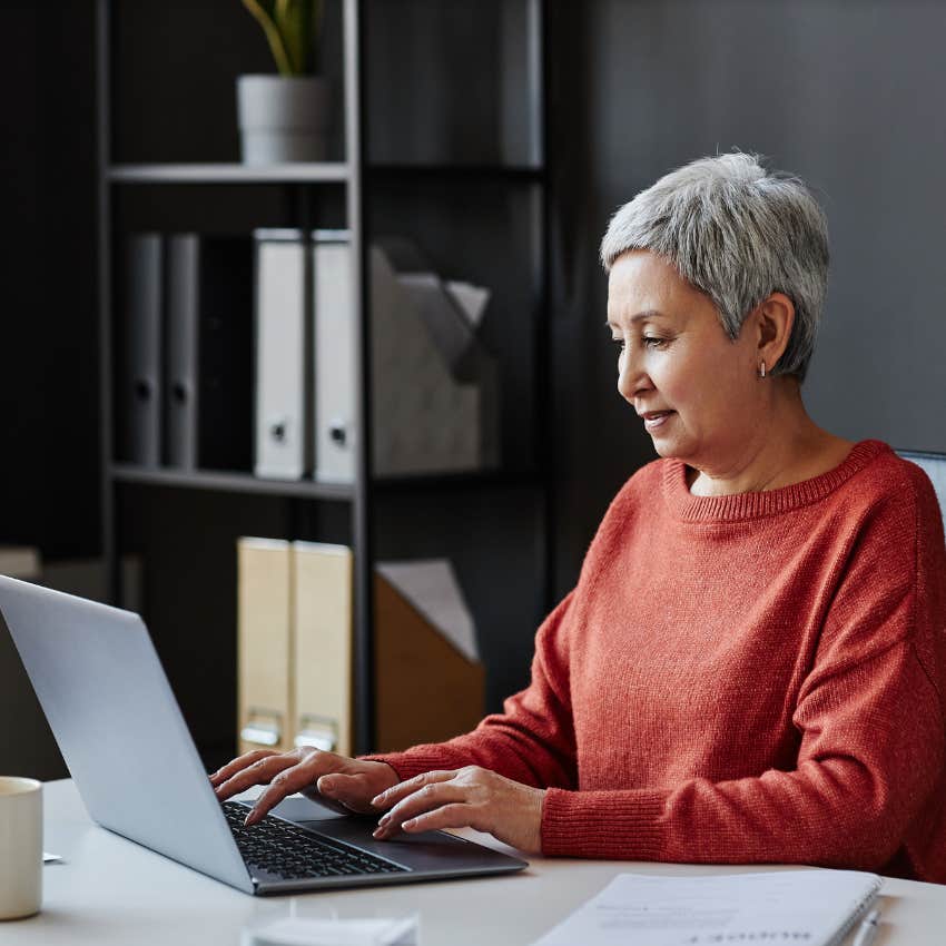boomer woman using chatgpt