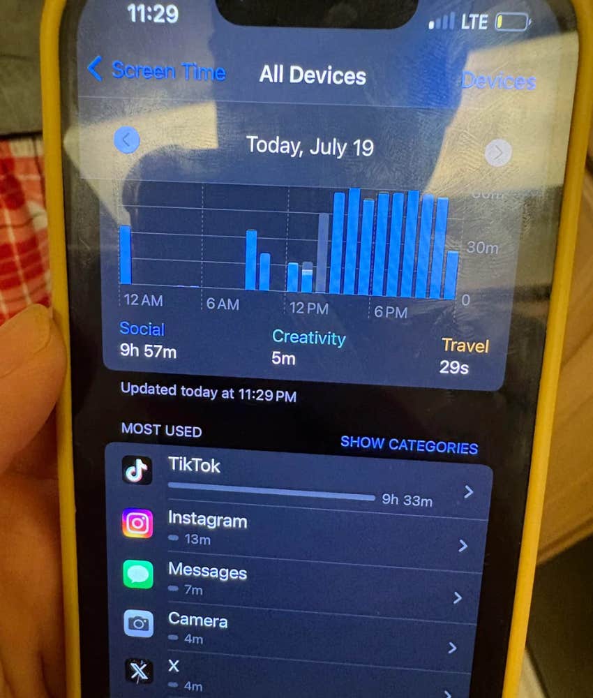 Husband Asks What To Do After Seeing His Wife’s Screen Time Reddit Image