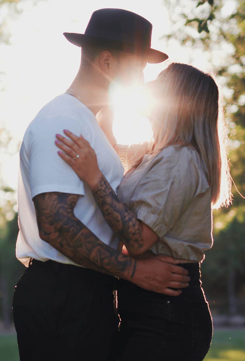 couple kissing with sunbeam
