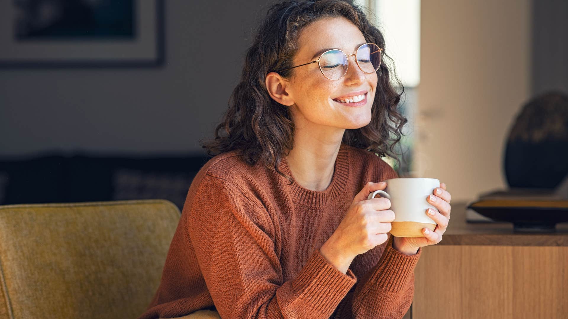 woman intentionally living a minimalist lifestyle drinking coffee