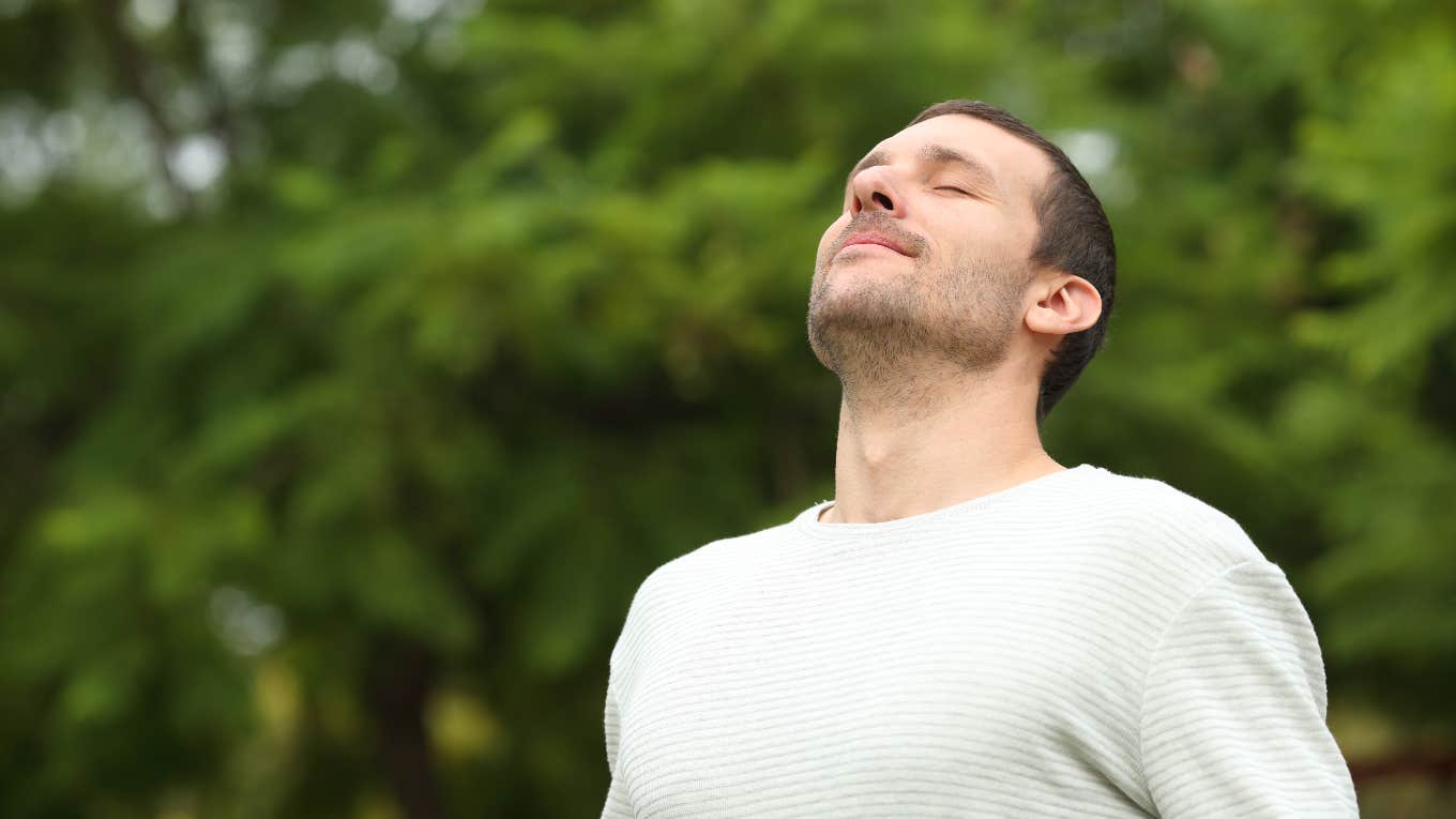 man explains how life changed one week without smartphone man happy being off of smartphone