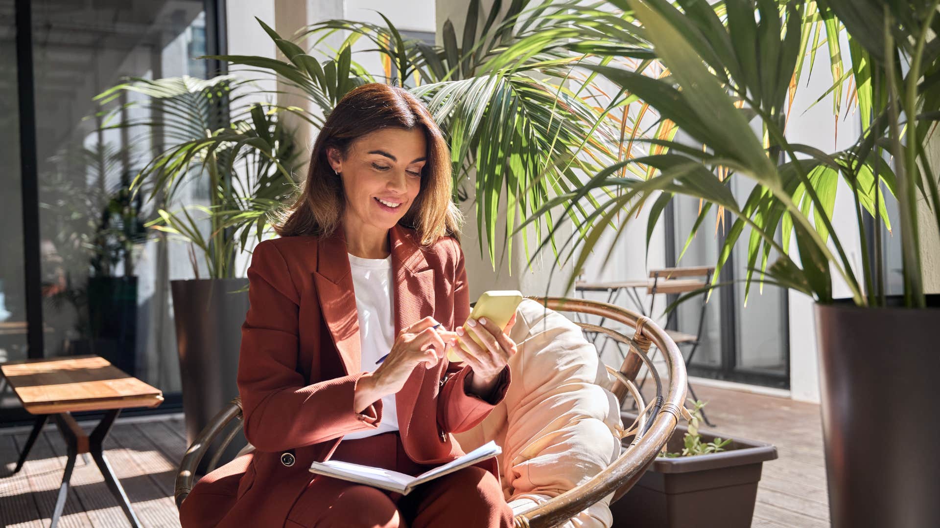 woman with the marriage habit send text messages