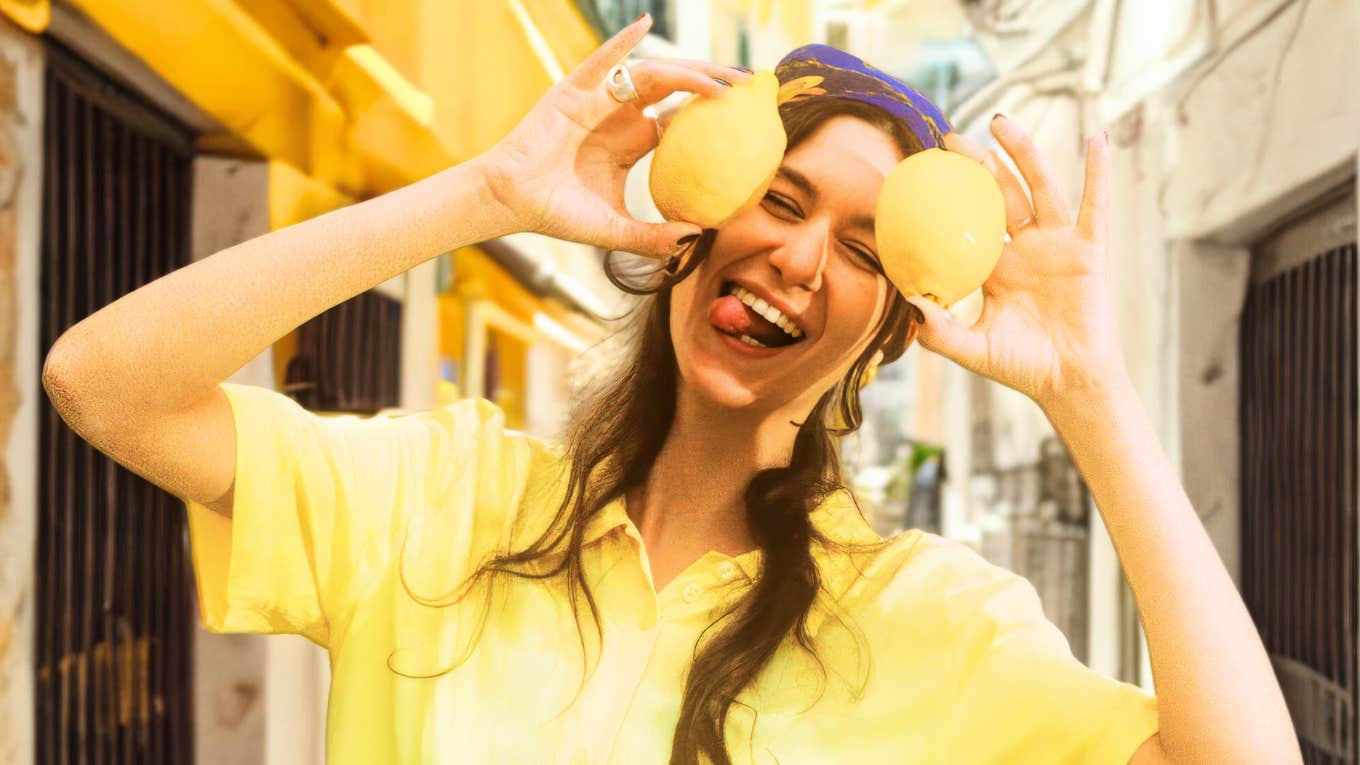 The Oddly Accurate Sixty-Second Lemon Trick That Tells If You're An Introvert Or Extrovert Extroverted woman with a lemon.