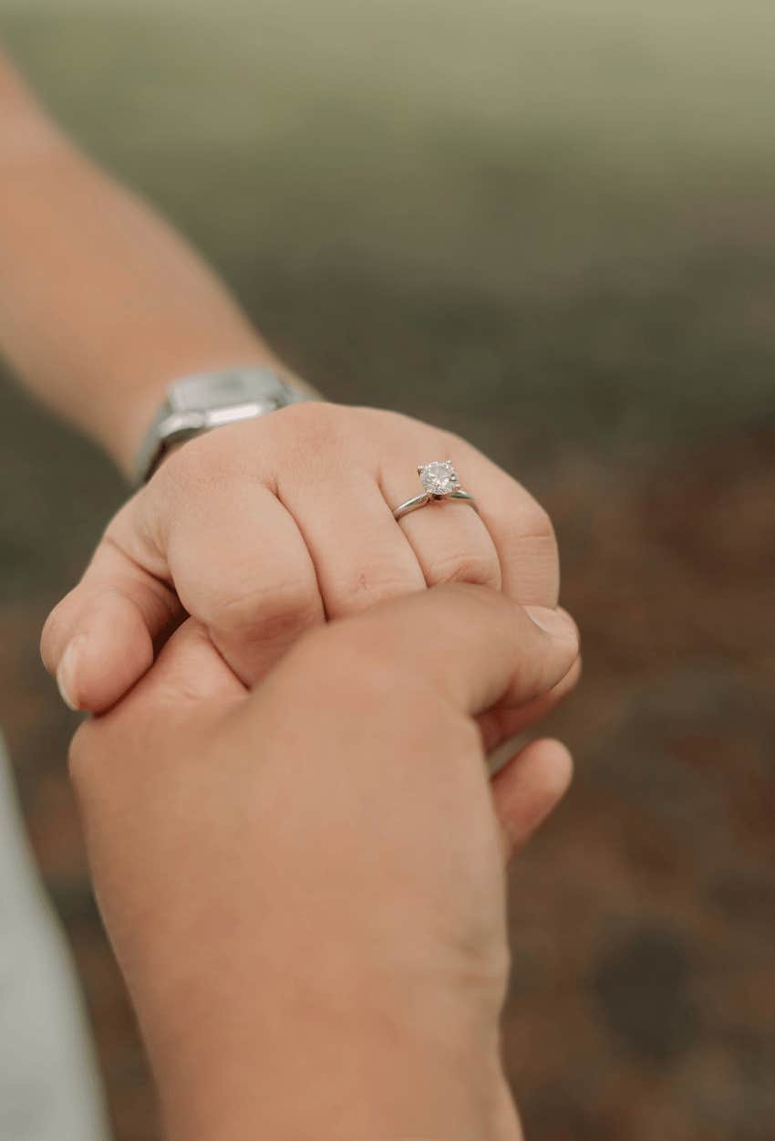 dating stereotype that women want commitment straight away with engagement ring