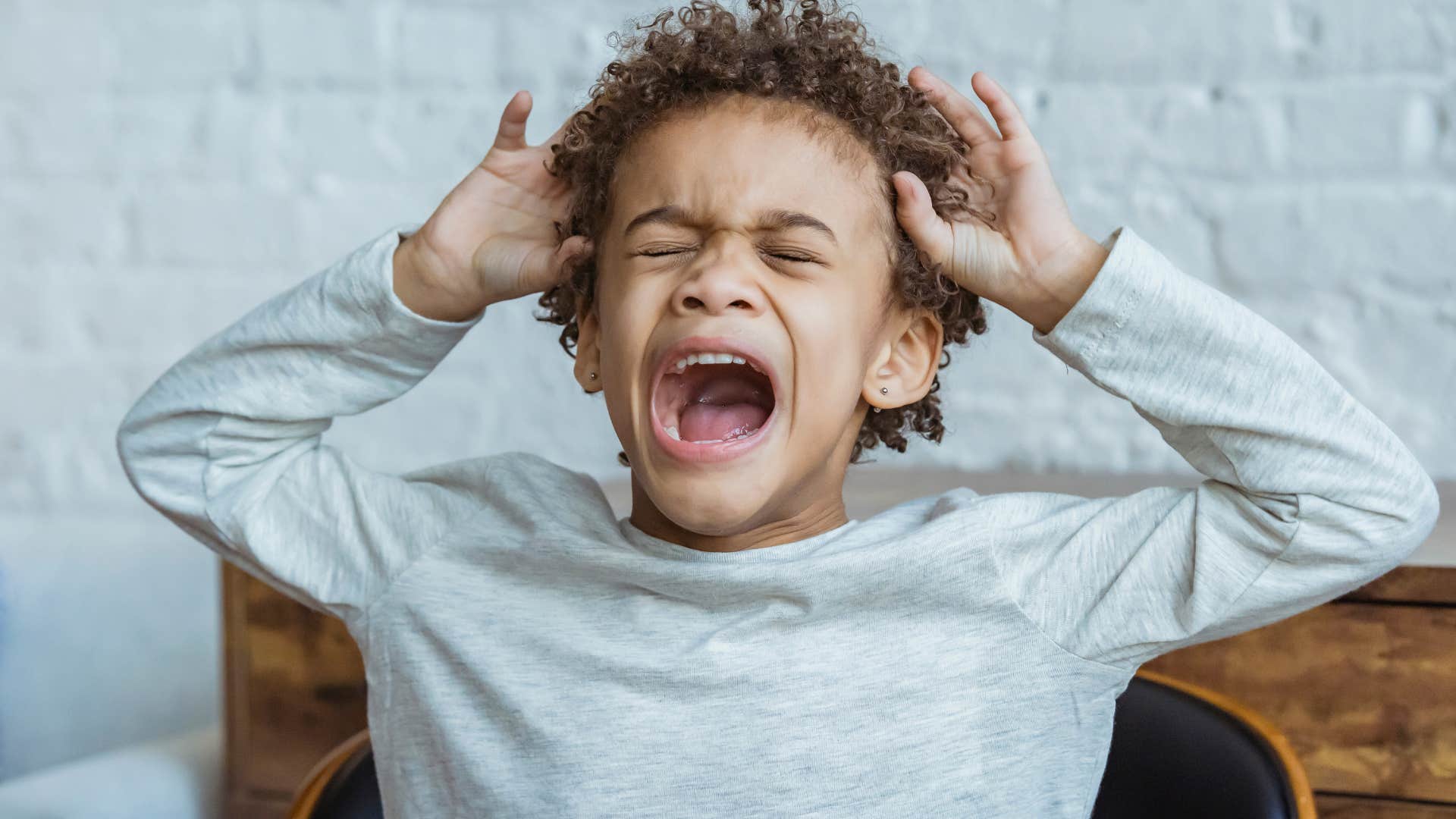 parenting habits that make people quietly judge a mom behind her back ignoring her child's bad behavior