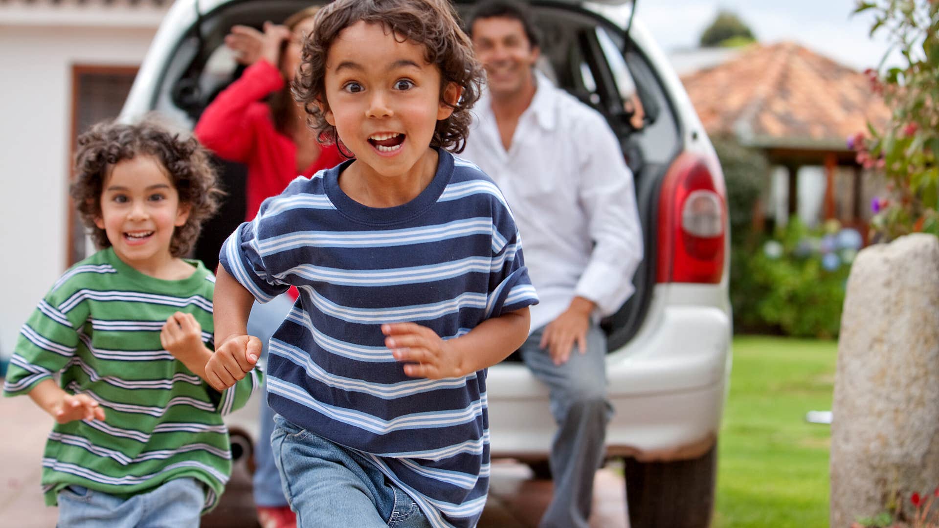 parenting habits that make people quietly judge a mom behind her back letting her kids run wild in public