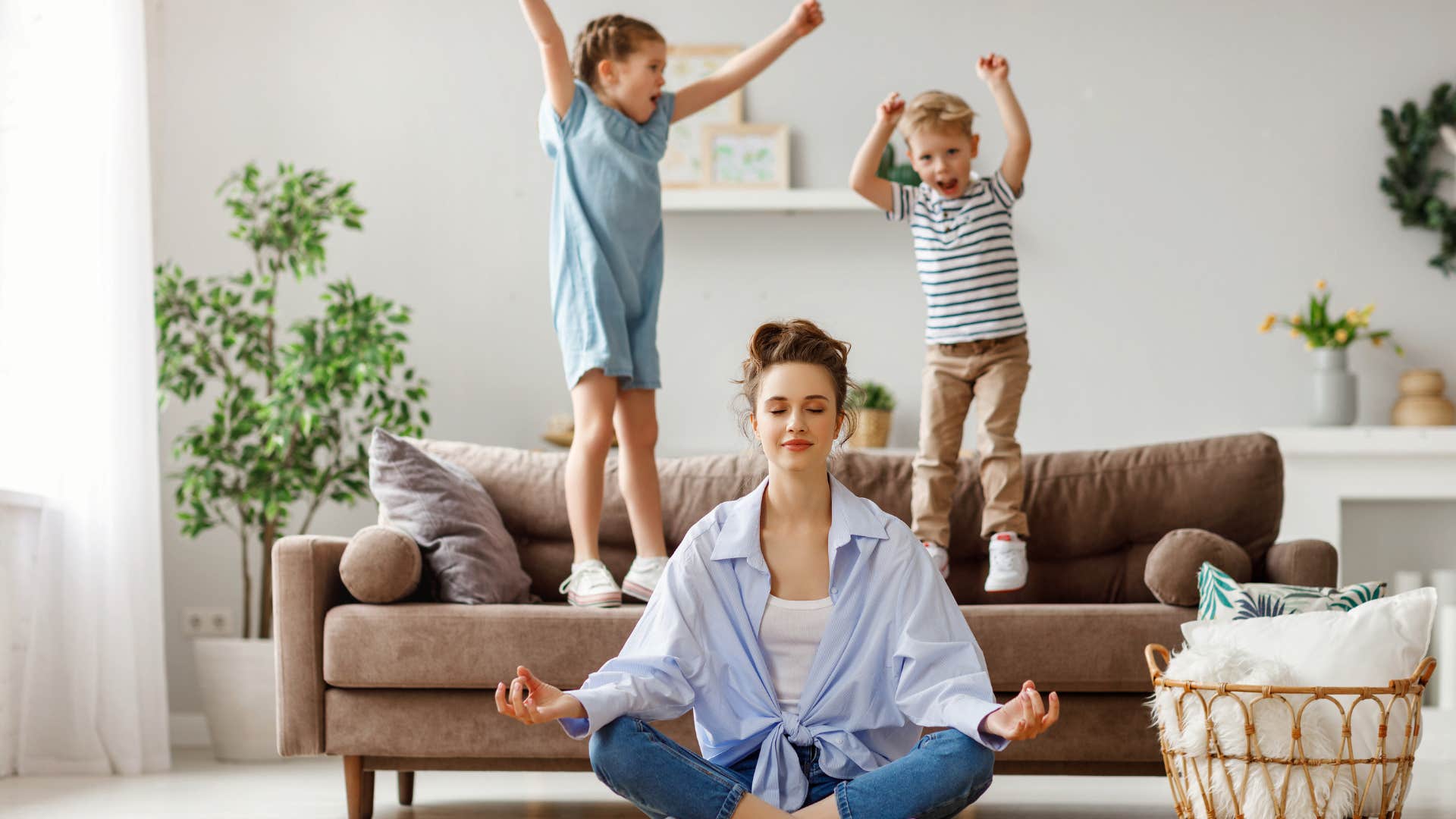 parenting habits that make people quietly judge a mom behind her back pretending that her kids are perfect