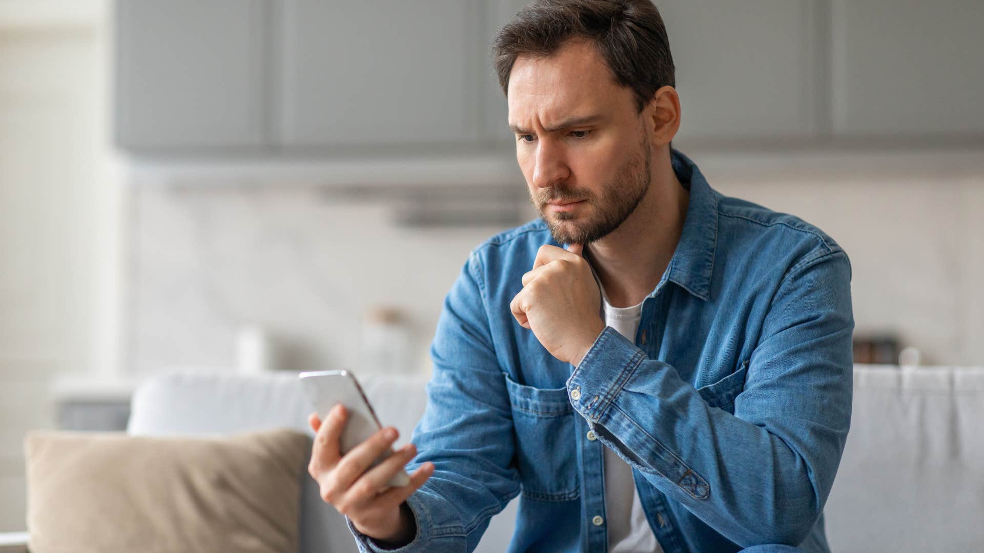 man texting sorry for being so annoying on his phone