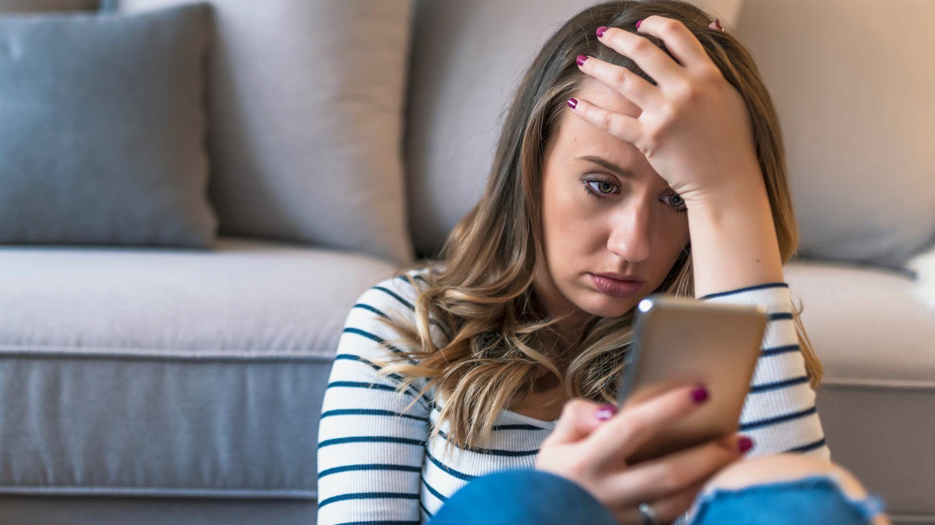 insecure woman texting I look so bad today on her phone