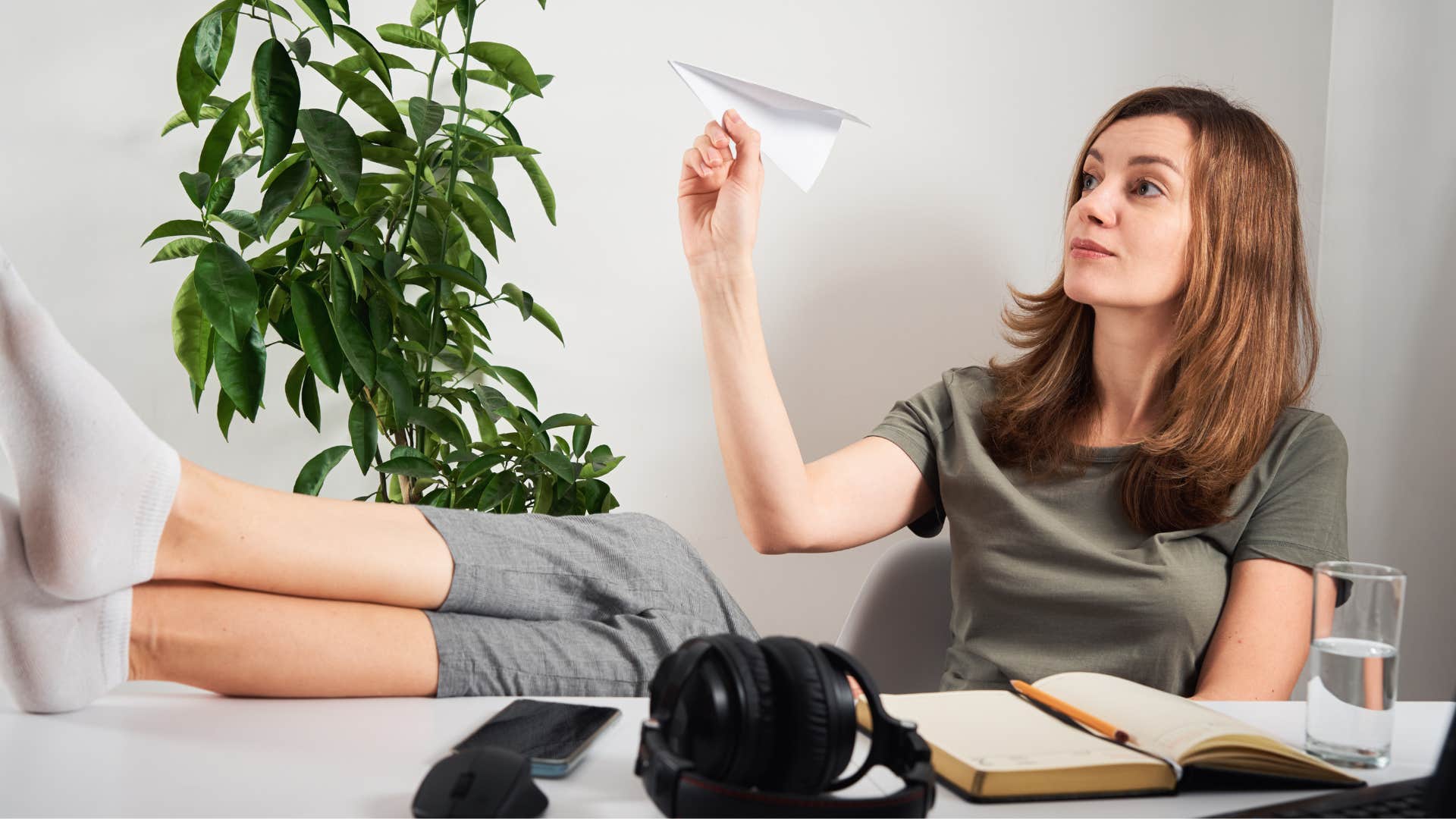 woman procrastinating her tasks