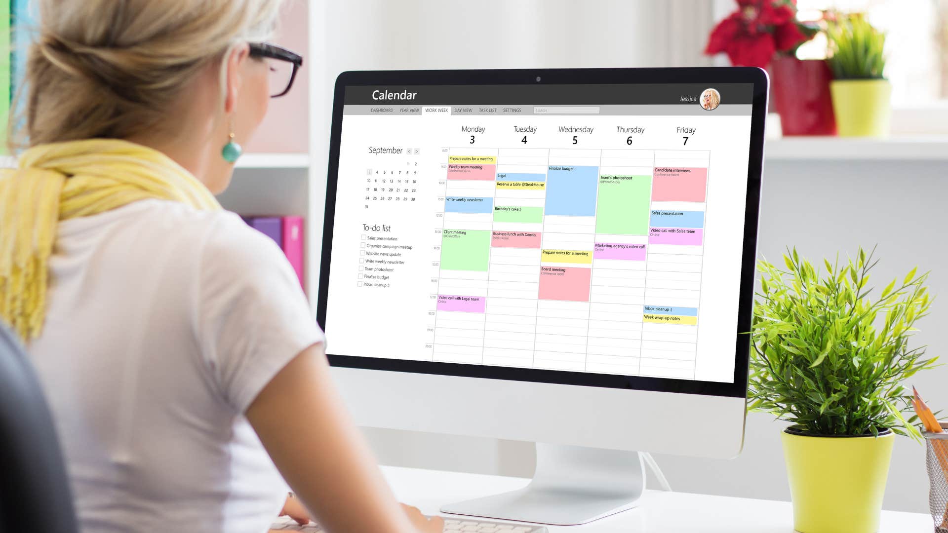 woman who can't stand clutter using calendar